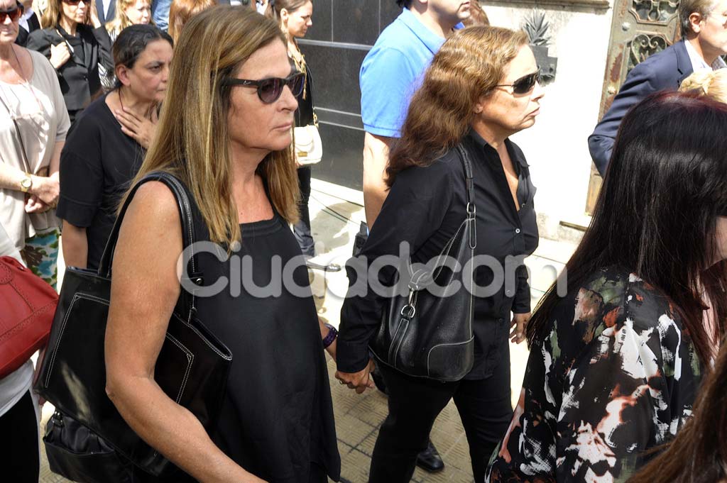 Sandra Mihanovich en el último adiós a Jorge Ibáñez en el cementerio de Recoleta. (Foto: Jennifer Rubio - Ciudad.com)