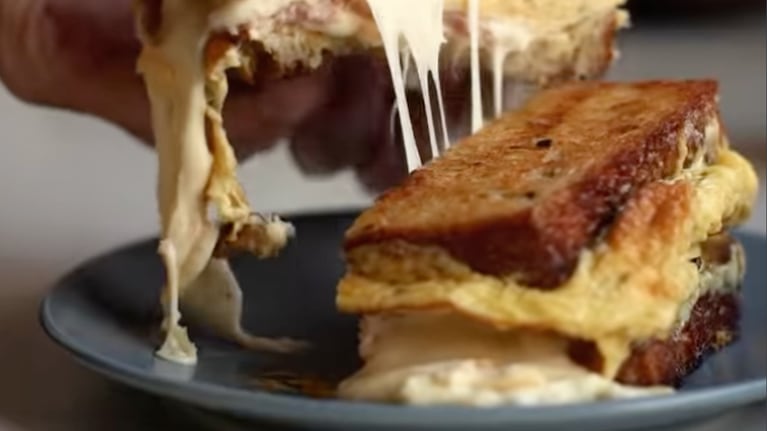 Sándwich de jamón queso y crema de leche, brunch de Ximena Sáenz