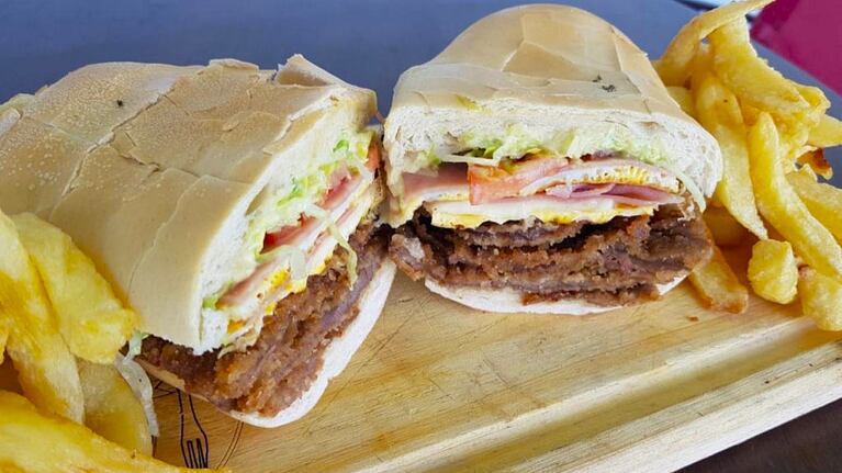 Sándwich de milanesa tucumano, una comida típica del NOA. Foto: Cucinare TV