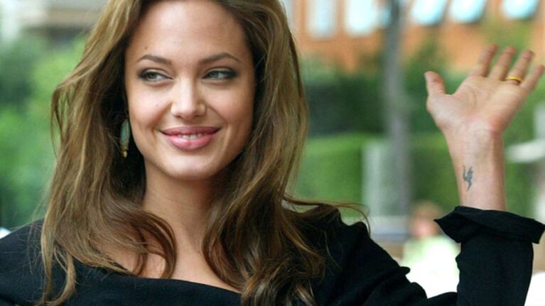 Santa Angelina Jolie