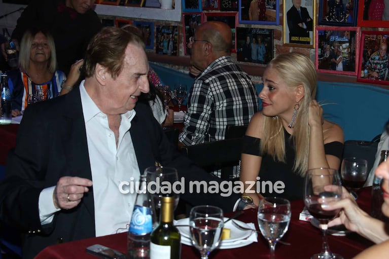 Santiago Bal, romántico con su joven novia. Foto: Movilpress