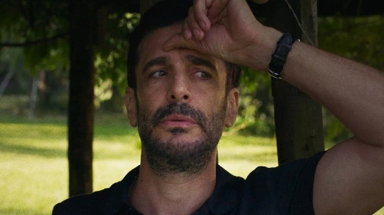 Santiago en la ficción atraviesa una situación caótica en su vida.