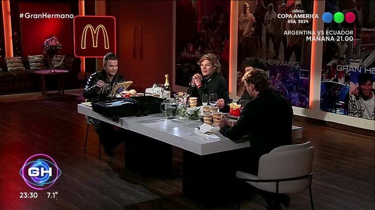 Santigo del Moro con los últimos participantes de Gran Hermano 2023.