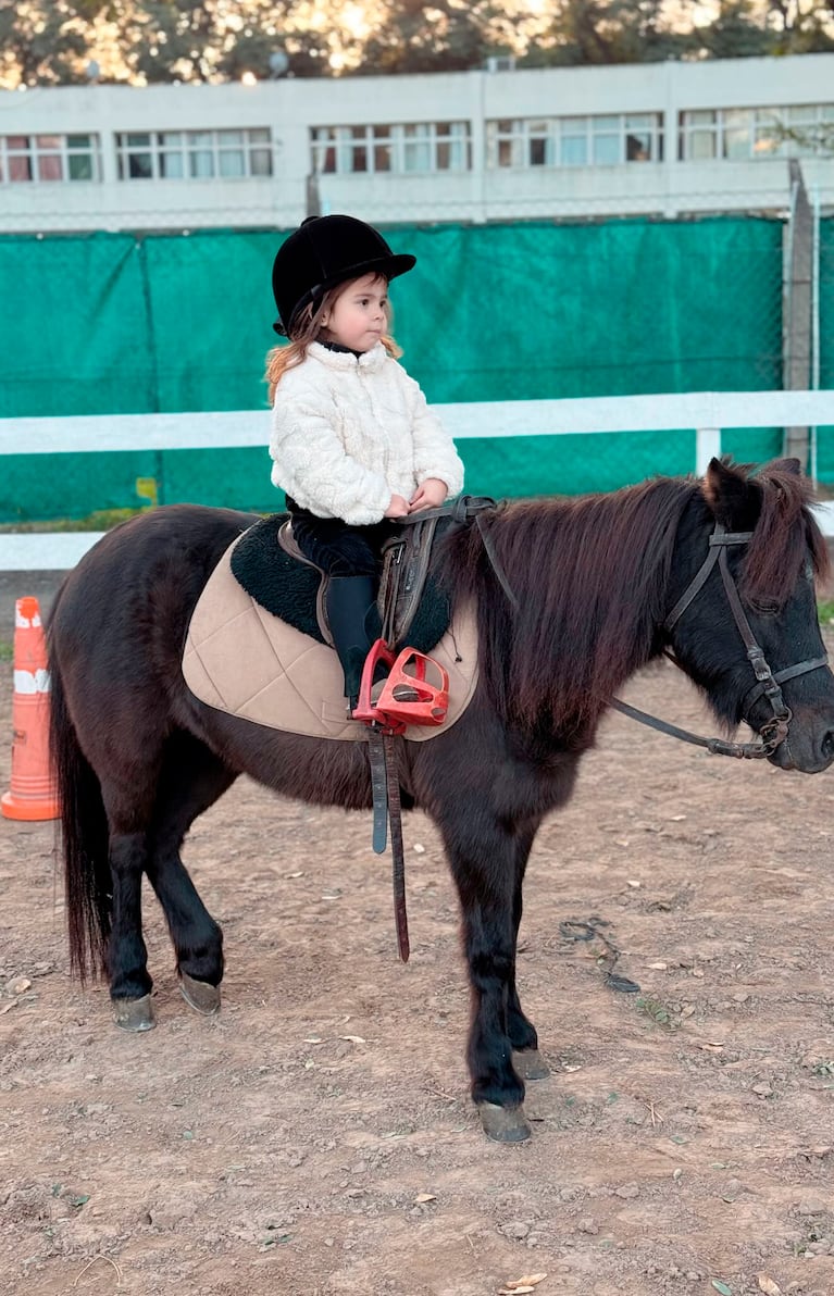 Sarah Burlando en su clase de equitación (Foto: Instagram @barbaritafranco21)