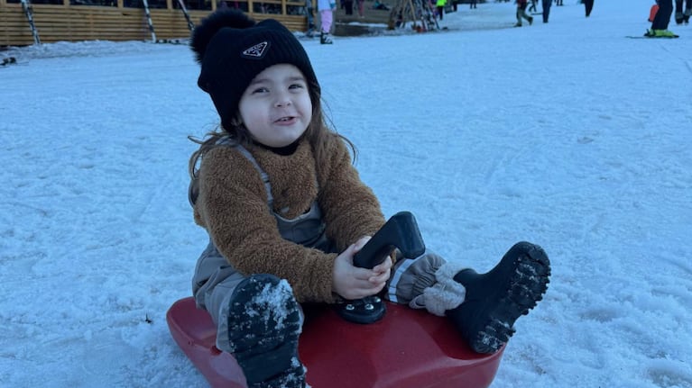 Sarah Burlando enterneció en la nieve con su look invernal: se sumó a la moda de las polainas de peluche. Crédito: Instagram/@barbaritafranco1