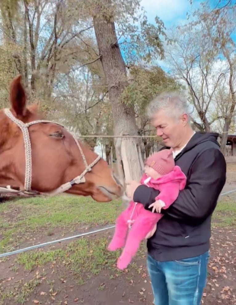 Sarah Burlando pasó una tarde con los caballos en el campo: las tiernas fotos