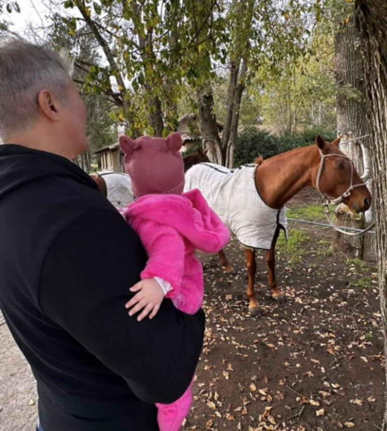 Sarah Burlando pasó una tarde con los caballos en el campo: las tiernas fotos
