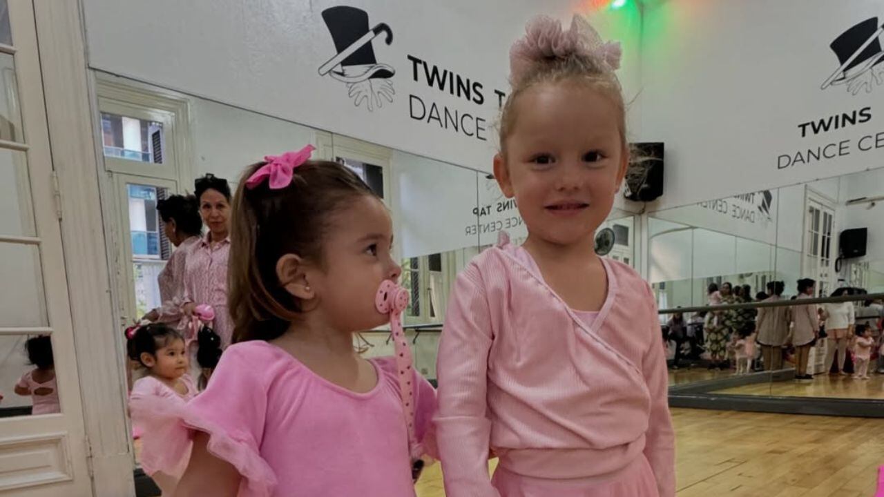 Sarah Burlando y Ana García Moritán se hicieron un radical cambio de look: así se ven con el pelo fucsia | Créditos: Instagram @barbaritafranco21
