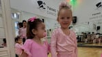 Sarah Burlando y Ana García Moritán se hicieron un radical cambio de look: así se ven con el pelo fucsia | Créditos: Instagram @barbaritafranco21