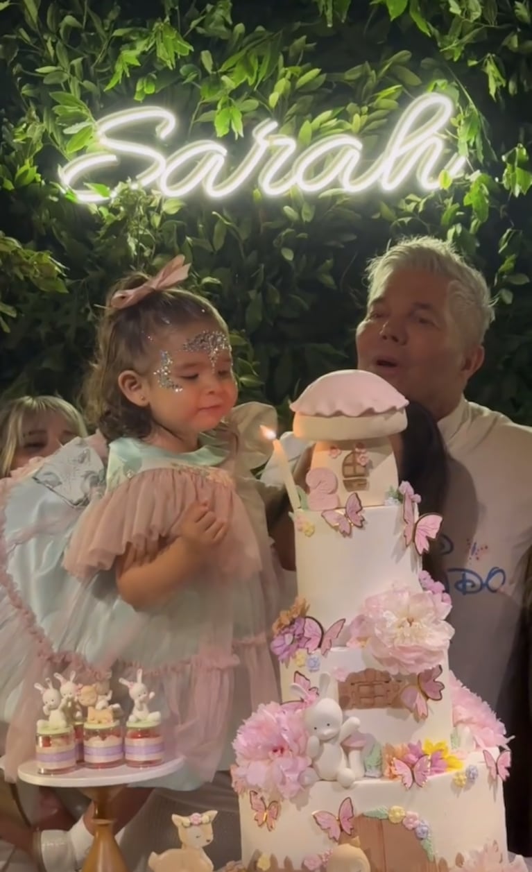 Sarah eligió una torta de cuatro pisos para soplar las velitas.