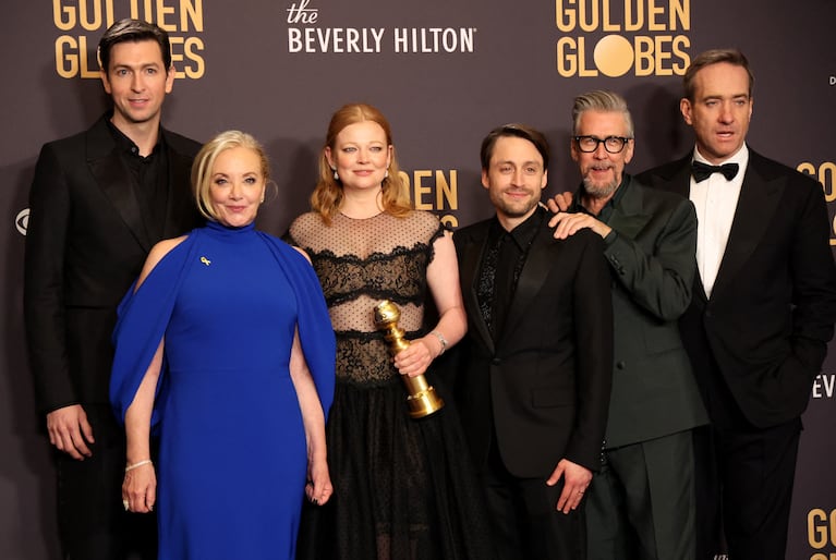 Sarah Snook, Kieran Kulkin, J. Smith Cameron, Alan Ruck, y Matthew Macfayden posan con el Globo de Oro por Mejor serie dramática por Succession en la 81° entrega de los premios (Foto: REUTERS/Mario Anzuoni)