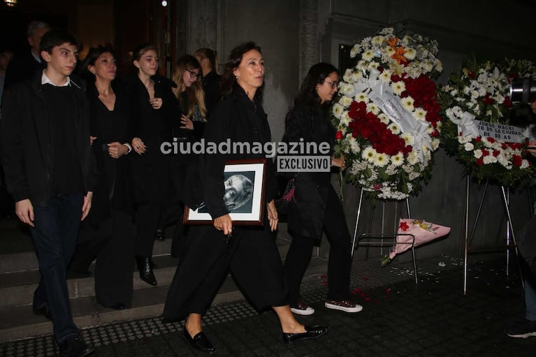 Saula, última pareja de Luis Brandoni, se retira con los familiares del actor tras el velatorio (Foto: Movilpress)