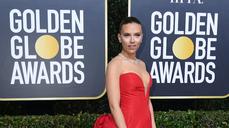 Scarlett Johansson, otra estrella que lució de rojo (Fotos: AFP).