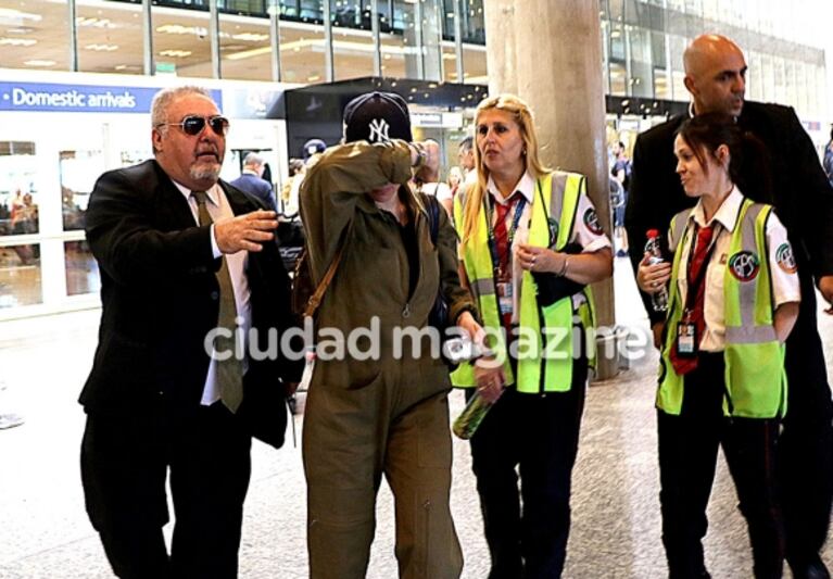 Scarlett Johansson protagonizó un escándalo en Aeroparque: furia y gritos contra los fotógrafos