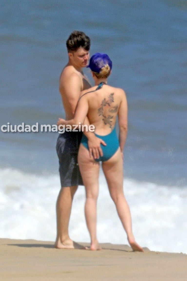 Scarlett Johansson y Colin Jost, enamorados en la playa: fotos al natural, mega tatuaje ¡y manito indiscreta!