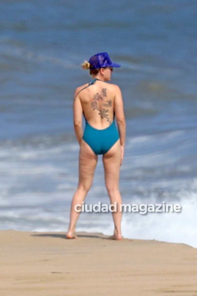 Scarlett Johansson y Colin Jost, enamorados en la playa: fotos al natural, mega tatuaje ¡y manito indiscreta!