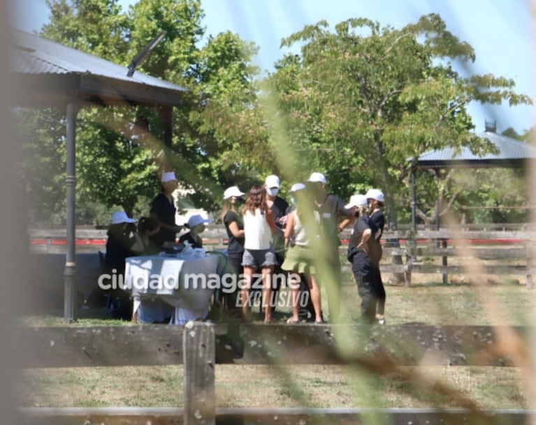 Se casan Stefi Roitman y Ricky Montaner: las fotos del mega operativo de hisopados en la entrada