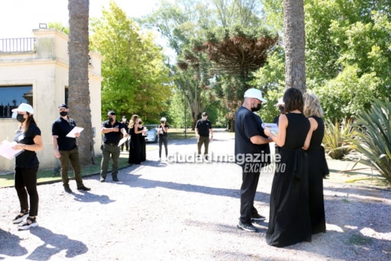 Se casan Stefi Roitman y Ricky Montaner: las fotos del mega operativo de hisopados en la entrada