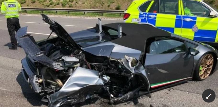 Se compra un Lamborghini y choca a los 20 minutos de salir del concesionario