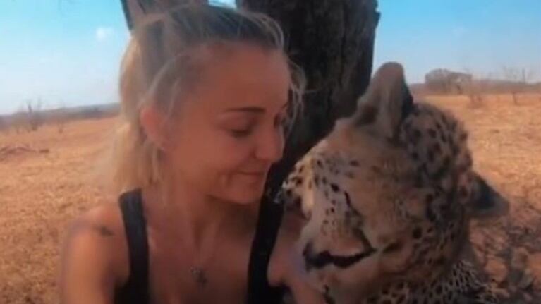 Se crio rodeada de animales salvajes y posee un vínculo muy especial 