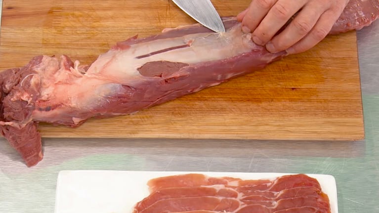 Se debe desgrasar el lomo antes de envolverlo en jamón crudo al hacer esta receta. Foto: Cucinare TV