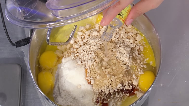 Se debe tener cuidado al batir los ingredientes de este pan dulce casero. Foto: Cucinare TV