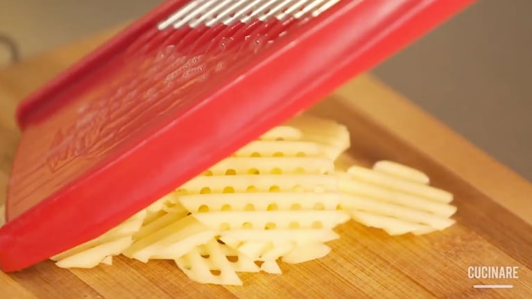 Se debe usar una mandolina para cortar las papas en formato rejilla. Foto: Cucinare TV