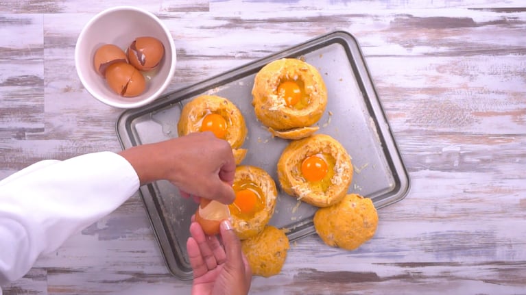 Se deben ahuecar los panes para poner el huevo y el queso gruyere. Foto: Cucinare TV