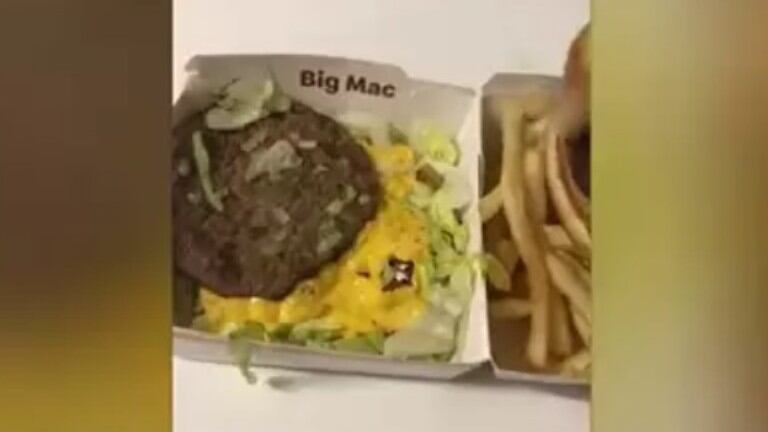 Se encontró con un inesperado objeto dentro de su hamburguesa