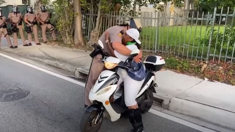 Se hace viral un abrazo entre una activista negra y un policía blanco