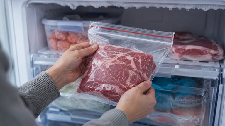 ¿Se puede congelar la carne el mismo día que vence? Esto es lo que pasa