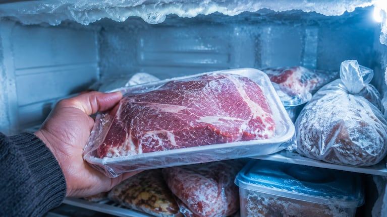 ¿Se puede congelar la carne el mismo día que vence? Esto es lo que pasa. Foto: IA