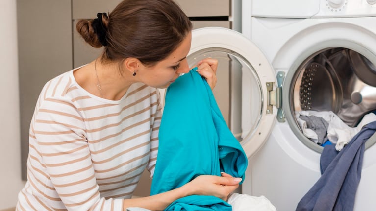 Se recomienda no mezclar ropa de colores intensos durante el lavado. Foto: IA (ChatGPT)