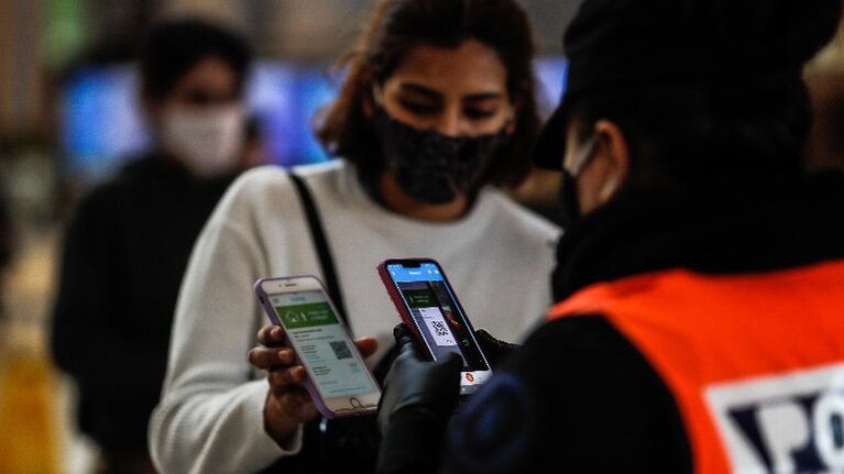 Se renovó solo la mitad de los permisos de circulación que había en AMBA. Foto: EFE.