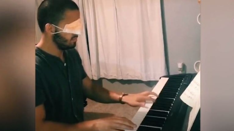 Se reta a si mismo a tocar el piano con los ojos vendados para ver cuántas melodías es capaz de interpretar
