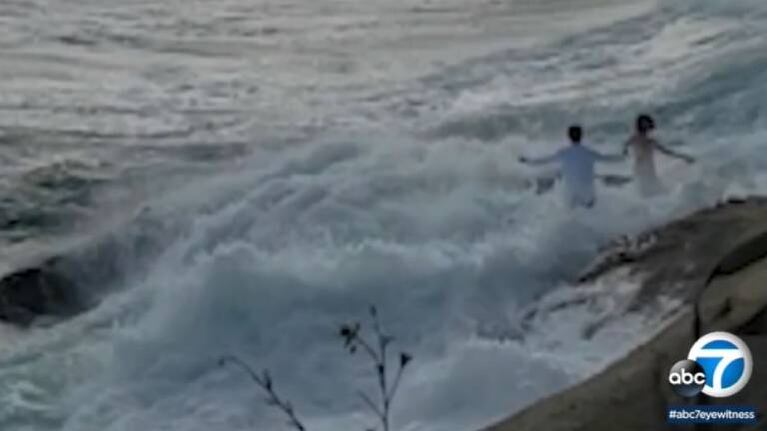 Se sacaban una foto de recién casados cuando una ola los arrastró mar adentro