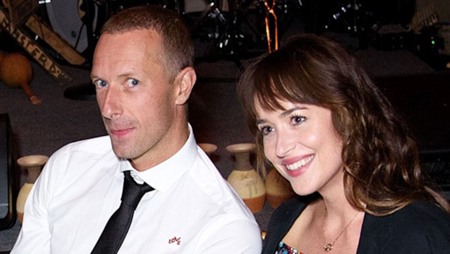 Se supo cómo Chris Martin habría dejado a Dakota Johnson, por mensajito y en una fecha especial para ella.