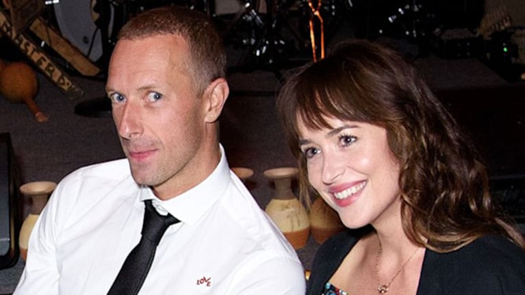Se supo cómo Chris Martin habría dejado a Dakota Johnson, por mensajito y en una fecha especial para ella.