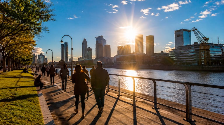 Se termina el tiempo gris: cuándo vuelve el sol a Buenos Aires (Foto IA)