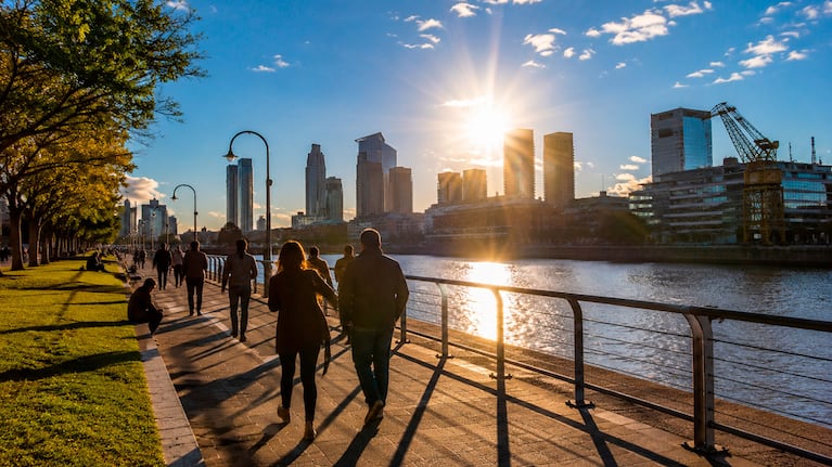 Se termina el tiempo gris: cuándo vuelve el sol a Buenos Aires (Foto IA)