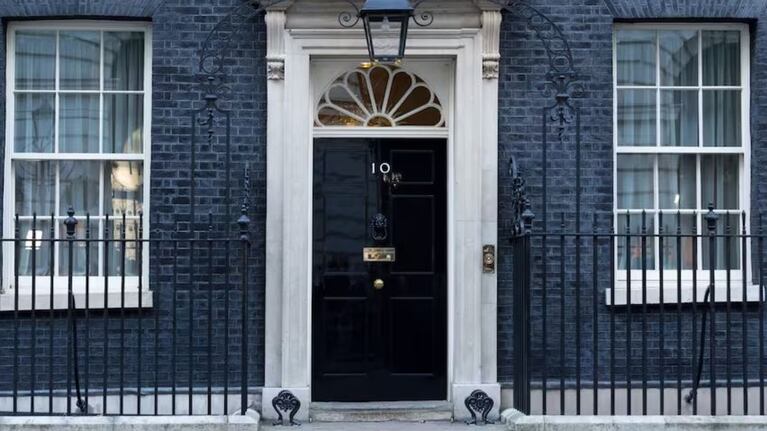 Se trata de una réplica de la puerta negra de la residencia oficial de Downing Street.
