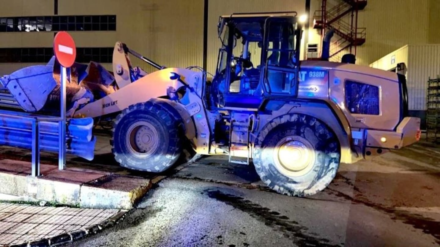 Se vengó de su exjefe: destruyó 50 camionetas con una topadora. Foto: Twitter FonsiLoaiza.