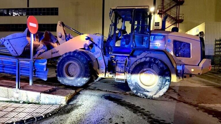 Se vengó de su exjefe: destruyó 50 camionetas con una topadora. Foto: Twitter FonsiLoaiza.