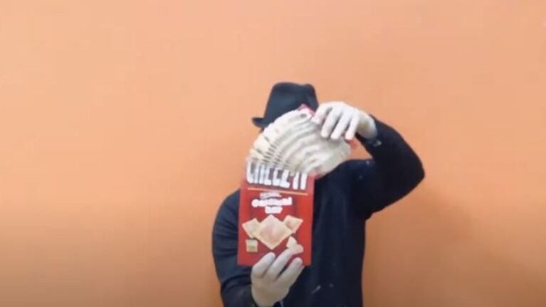 Se viralizan esculturas que parecen objetos sólidos, aunque en realidad están hechas de papel
