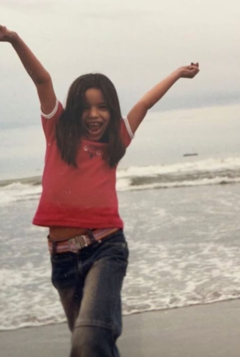 Se viralizaron cuatro fotos inéditas de Emilia cuando era chiquita.