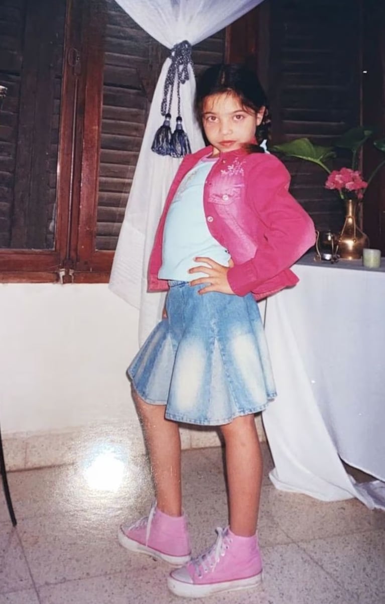 Se viralizaron cuatro fotos inéditas de Emilia cuando era chiquita.