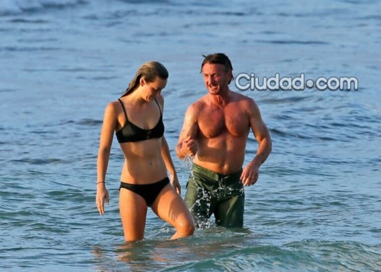 Sean Penn, infraganti y apasionado en el mar con una rubia 32 años más joven 