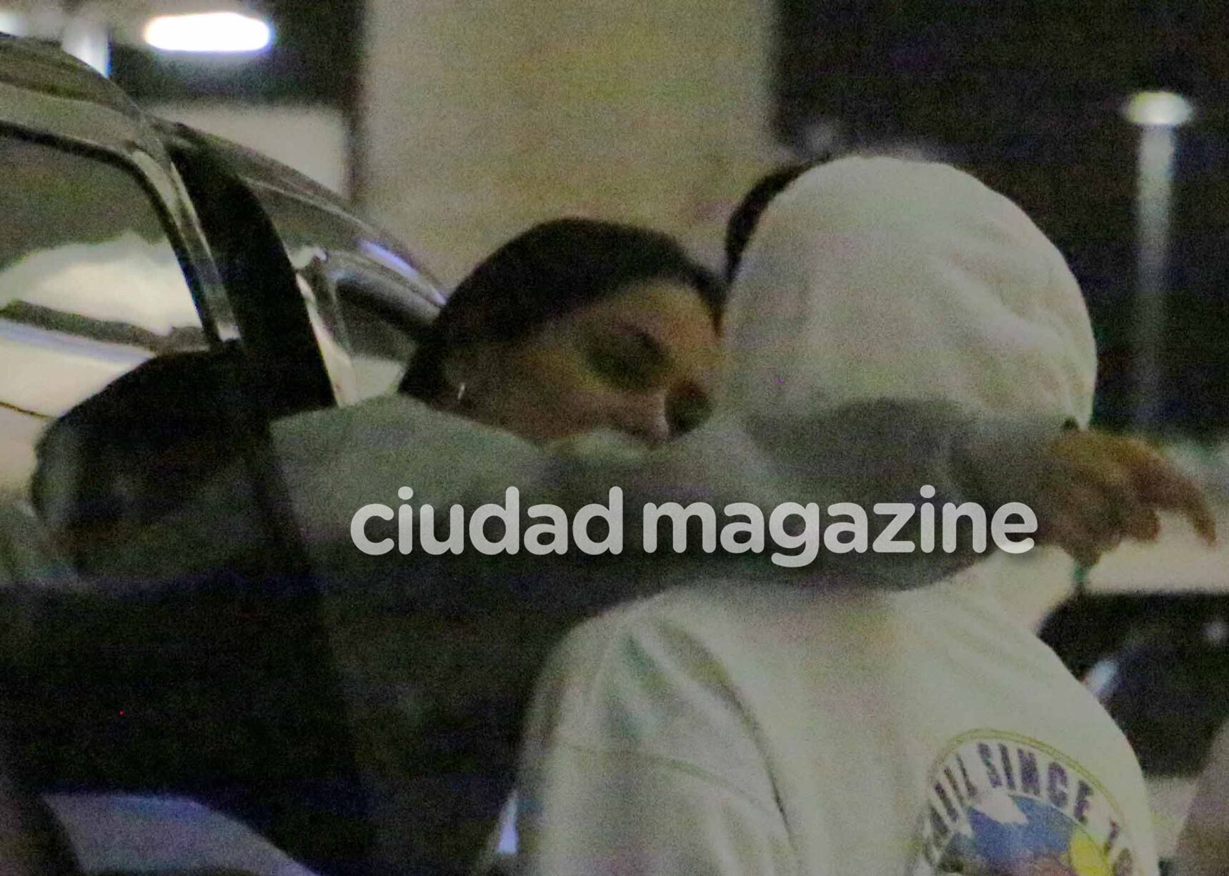 Sebastián acompañó hasta la camioneta a Tini antes de tomar su avión (Fotos: Movilpress). 