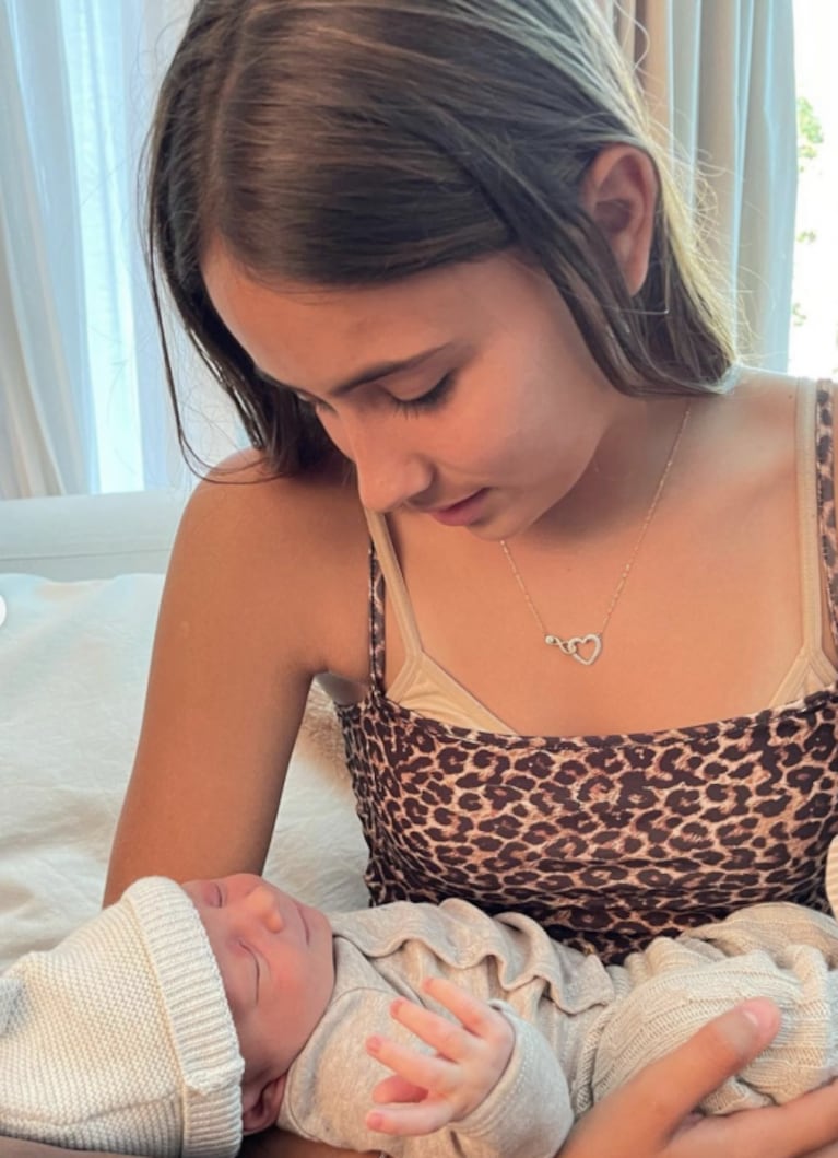 Sebastián Estevanez mostró el encuentro de su hijo recién nacido con su hermana mayor: "Conociéndola"