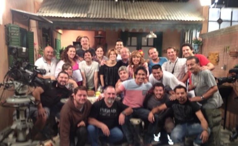 Sebastián Estevanez tuiteó una foto con compañeros de elenco y el equipo de piso. (Foto: @sebaestevanez)